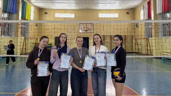 Волейбольная команда девушек на первом месте!
