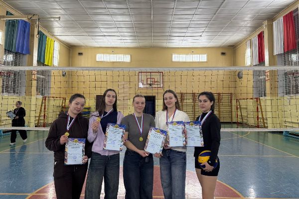 Волейбольная команда девушек на первом месте!